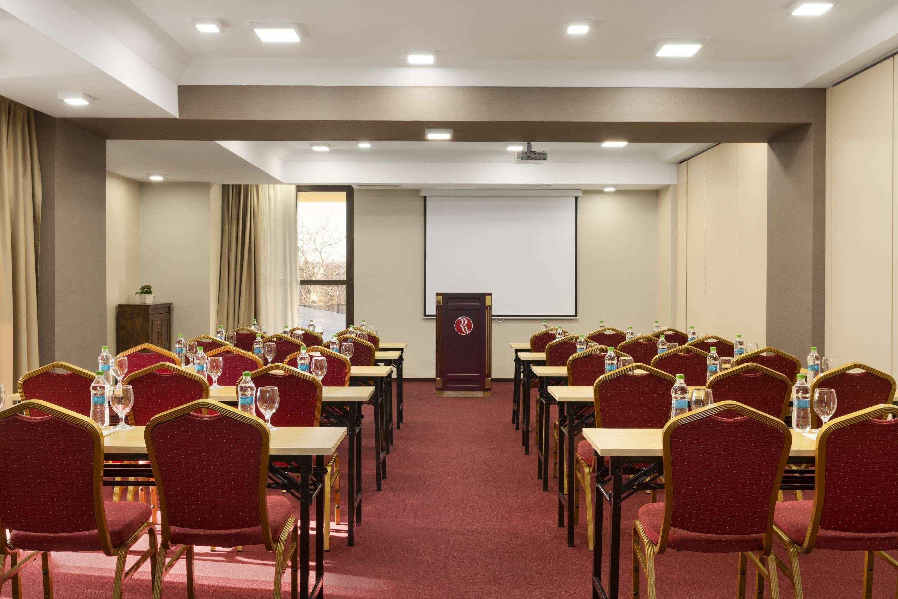 Ramada Iasi City Center Exterior foto